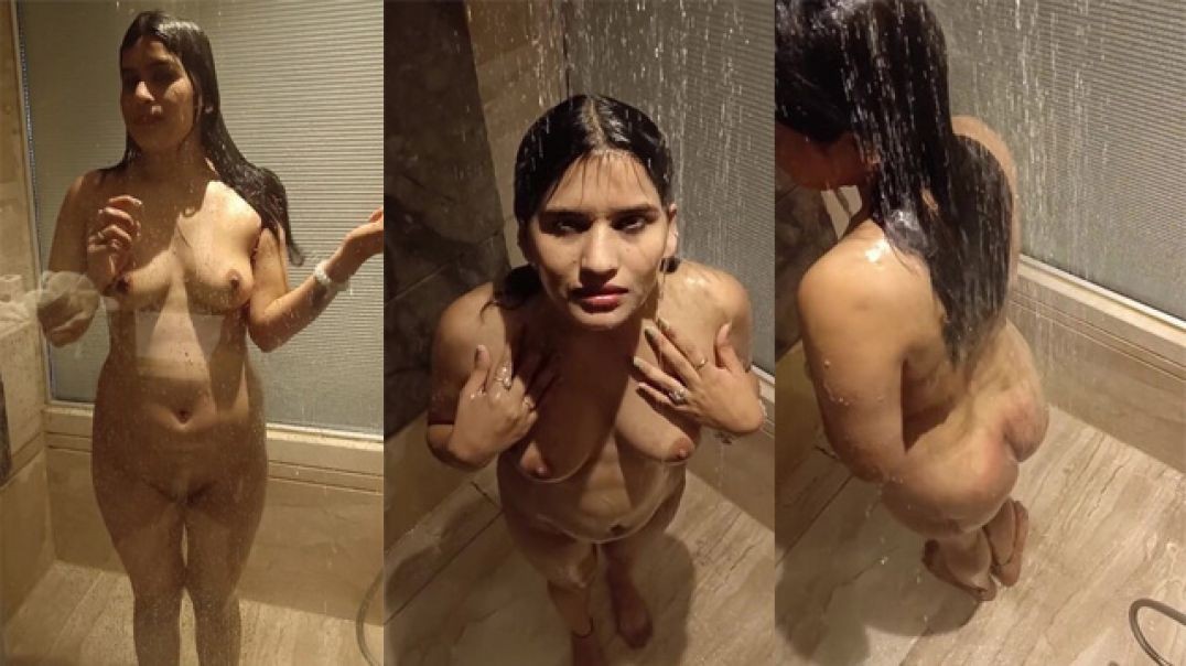 Shower Sucking Desi Cute Bhabhi Cock – Homemade Clip